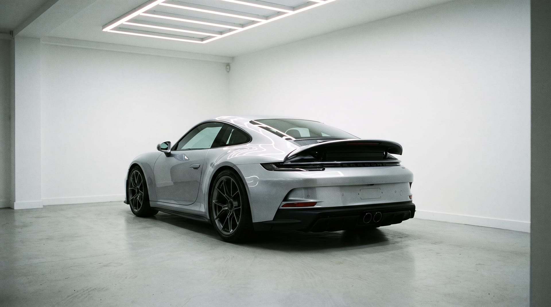 Zilveren Porsche 911 GT3 Touring, achterzijde, in een garagebox