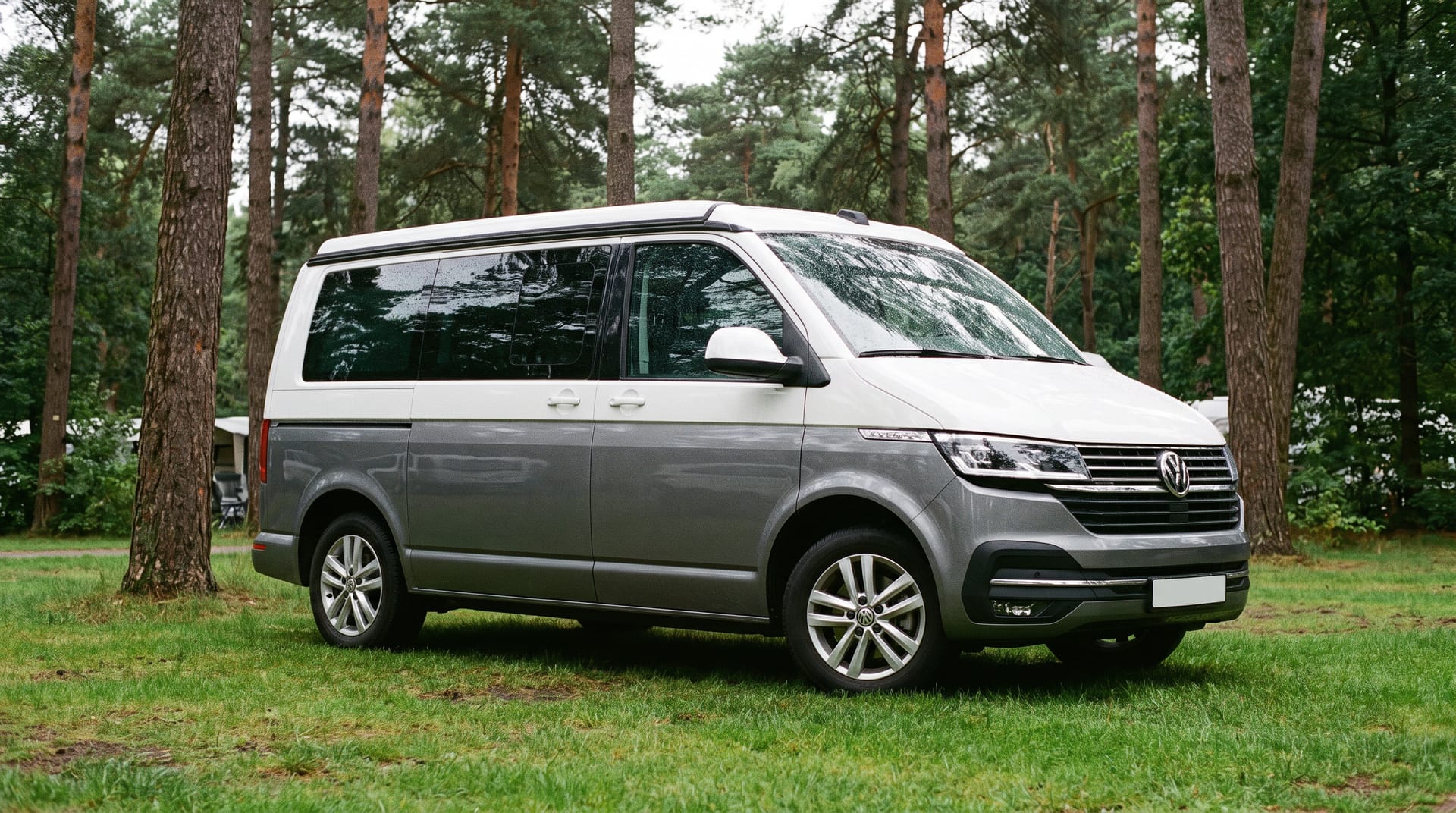 VW California camper, zijkant gewassen en gesealed, op een camping bij Nunspeet