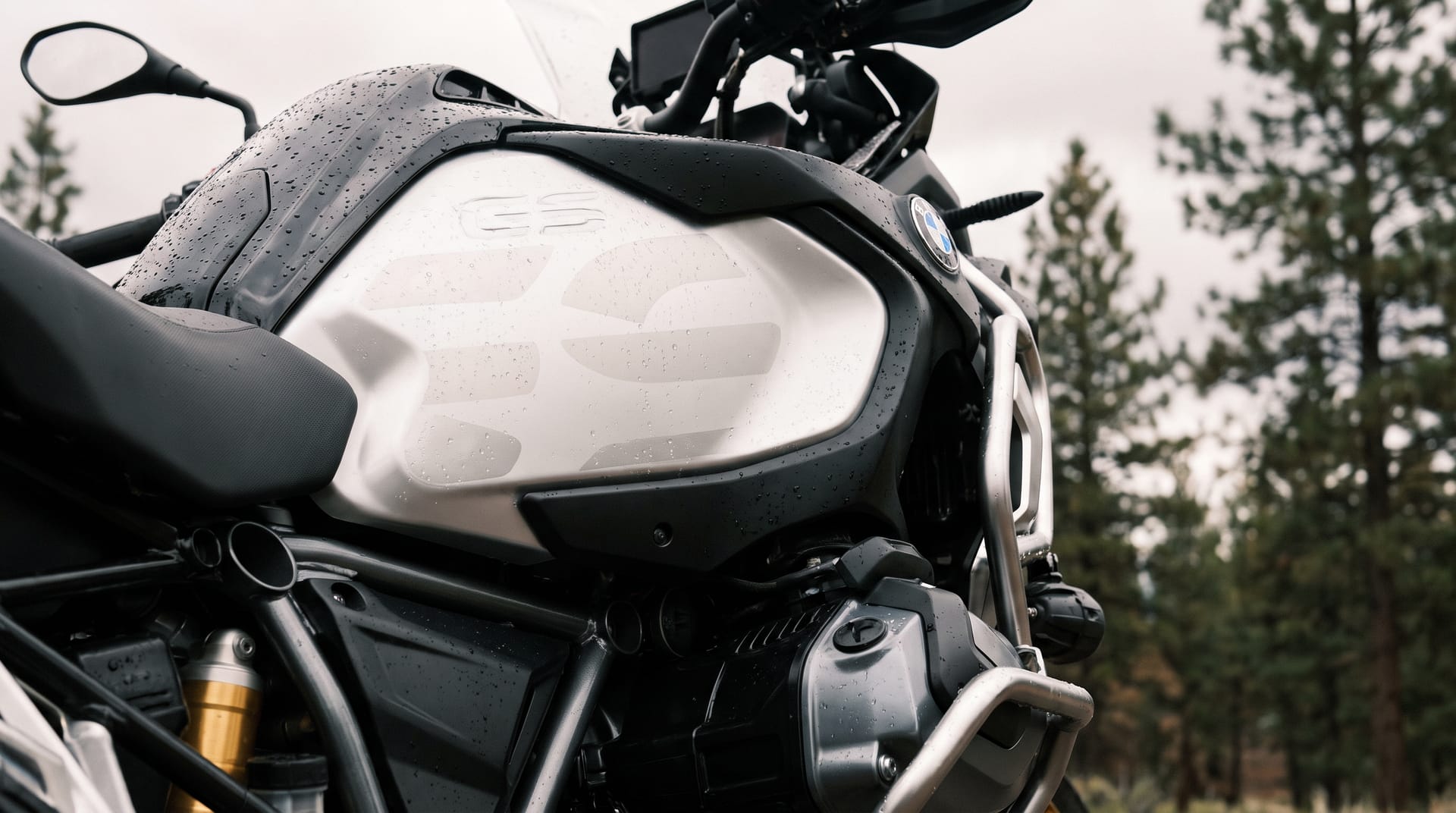 BMW R 1250 GS Adventure, tank en cilinders glanzend, close-up