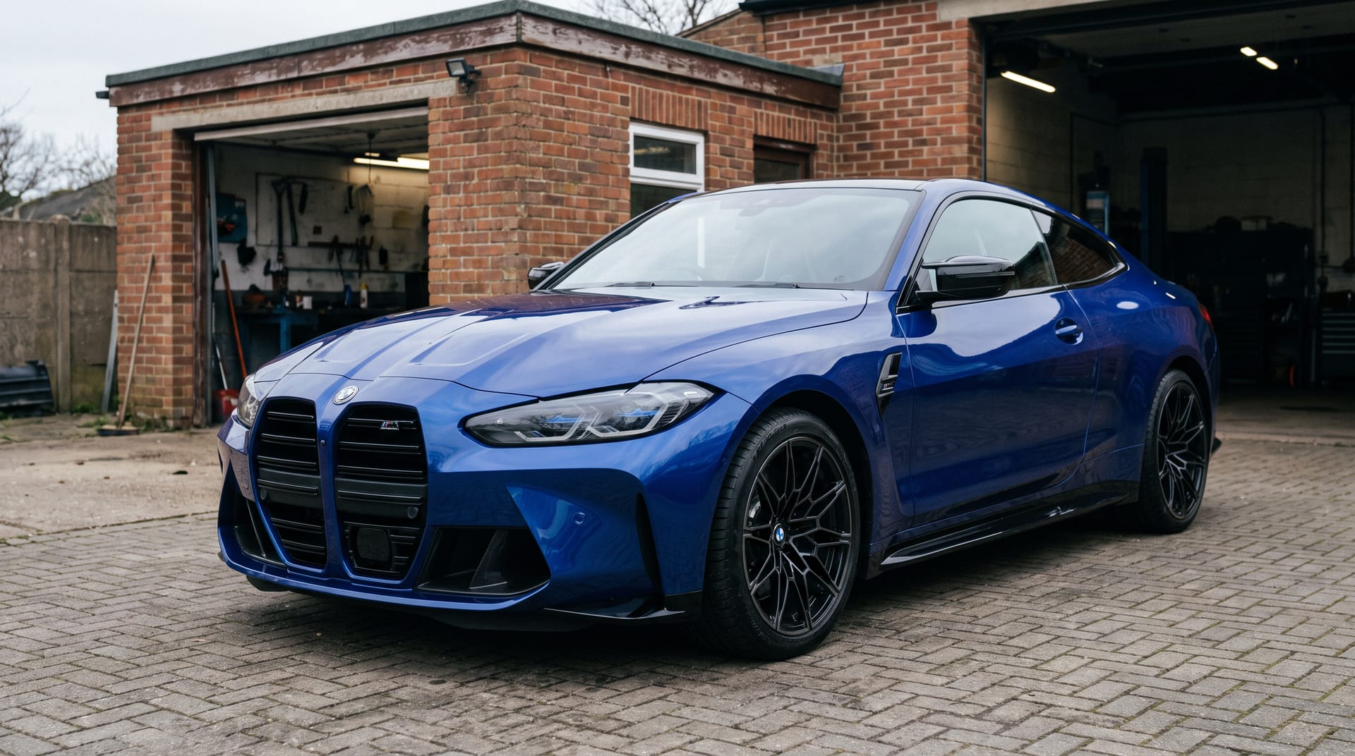 Blauwe BMW M4 Competition driekwart-front na polijsten