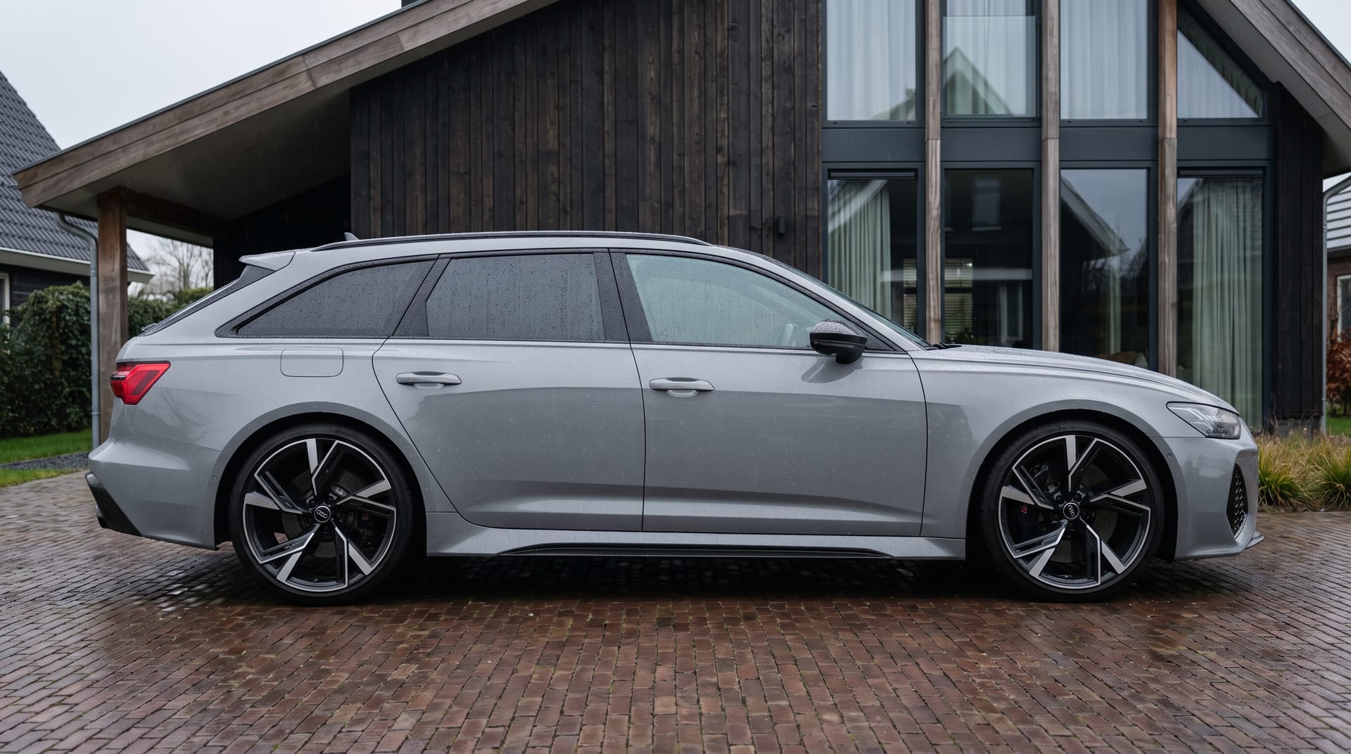 Audi RS6 Avant in grijs, zijaanzicht, gecoat met waterdruppels op de lak