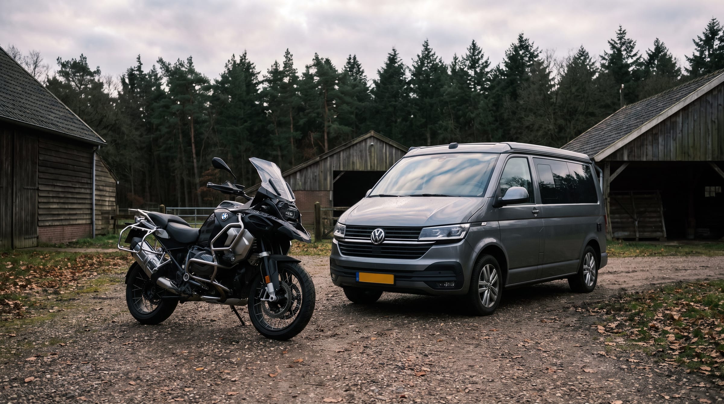 Glanzende BMW R 1250 GS na een detail naast een VW California camper op een erf op de Veluwe